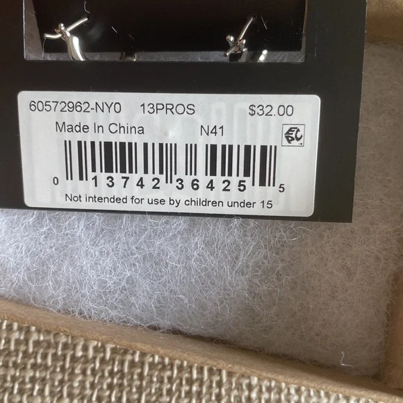 GIVENCHY EARRING - Picture 4 of 4